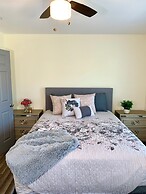 The Southside Villa - With Private Yard & Parking, Near Falls & Casino