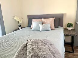 The Southside Villa - With Private Yard & Parking, Near Falls & Casino