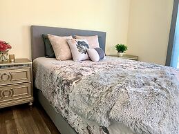 The Southside Villa - With Private Yard & Parking, Near Falls & Casino