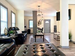 The Southside Villa - With Private Yard & Parking, Near Falls & Casino