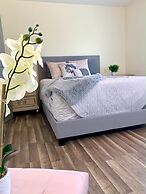 The Southside Villa - With Private Yard & Parking, Near Falls & Casino