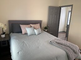 The Southside Villa - With Private Yard & Parking, Near Falls & Casino