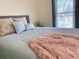 The Southside Villa - With Private Yard & Parking, Near Falls & Casino