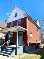 The Southside Villa - With Private Yard & Parking, Near Falls & Casino