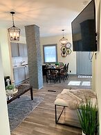 The Southside Villa - With Private Yard & Parking, Near Falls & Casino