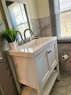 The Southside Villa - With Private Yard & Parking, Near Falls & Casino