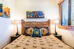 Beautiful Mountain 2 Bedroom Ski-In/Ski-Out in Ski Trails by RedAwning