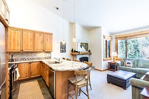 Beautiful Mountain 2 Bedroom Ski-In/Ski-Out in Ski Trails by RedAwning