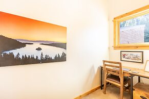 Beautiful Mountain 2 Bedroom Ski-In/Ski-Out in Ski Trails by RedAwning