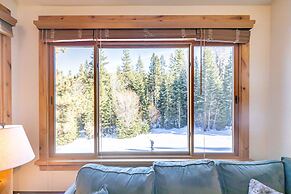 Beautiful Mountain 2 Bedroom Ski-In/Ski-Out in Ski Trails by RedAwning