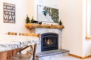 Beautiful Mountain 2 Bedroom Ski-In/Ski-Out in Ski Trails by RedAwning