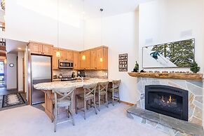 Beautiful Mountain 2 Bedroom Ski-In/Ski-Out in Ski Trails by RedAwning