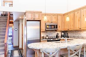 Beautiful Mountain 2 Bedroom Ski-In/Ski-Out in Ski Trails by RedAwning