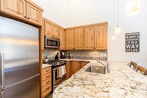 Beautiful Mountain 2 Bedroom Ski-In/Ski-Out in Ski Trails by RedAwning