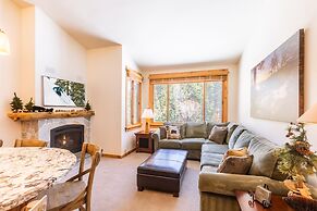Beautiful Mountain 2 Bedroom Ski-In/Ski-Out in Ski Trails by RedAwning