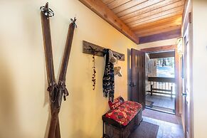 Beautiful Mountain 2 Bedroom Ski-In/Ski-Out in Ski Trails by RedAwning