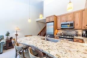 Beautiful Mountain 2 Bedroom Ski-In/Ski-Out in Ski Trails by RedAwning