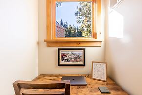 Beautiful Mountain 2 Bedroom Ski-In/Ski-Out in Ski Trails by RedAwning