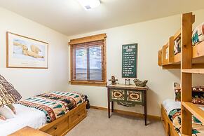 Beautiful Mountain 2 Bedroom Ski-In/Ski-Out in Ski Trails by RedAwning