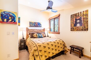 Beautiful Mountain 2 Bedroom Ski-In/Ski-Out in Ski Trails by RedAwning