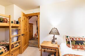 Beautiful Mountain 2 Bedroom Ski-In/Ski-Out in Ski Trails by RedAwning