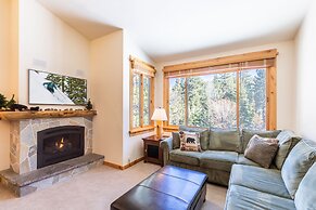 Beautiful Mountain 2 Bedroom Ski-In/Ski-Out in Ski Trails by RedAwning