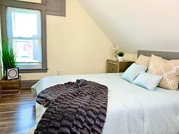 The Blackjack Duplex - Private Yard & Parking, Near Falls & Casino by 