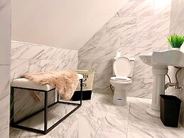 The Blackjack Duplex - Private Yard & Parking, Near Falls & Casino by 