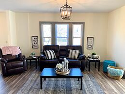 The Trotter Manor - With Private Yard & Parking, Near Falls & Casino b