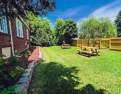 The Trotter Manor - With Private Yard & Parking, Near Falls & Casino b