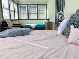 The Trotter Manor - With Private Yard & Parking, Near Falls & Casino b