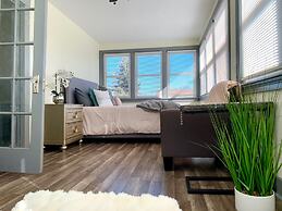 The Trotter Manor - With Private Yard & Parking, Near Falls & Casino b