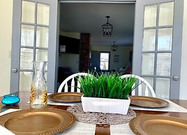 The Trotter Manor - With Private Yard & Parking, Near Falls & Casino b