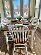 The Trotter Manor - With Private Yard & Parking, Near Falls & Casino b