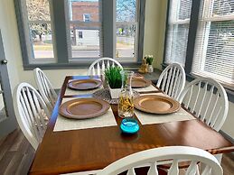 The Trotter Manor - With Private Yard & Parking, Near Falls & Casino b