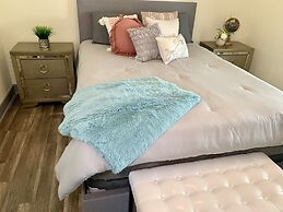 The Trotter Manor - With Private Yard & Parking, Near Falls & Casino b