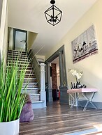 The Trotter Manor - With Private Yard & Parking, Near Falls & Casino b