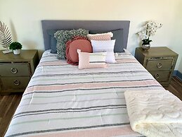 The Trotter Manor - With Private Yard & Parking, Near Falls & Casino b