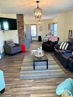 The Trotter Manor - With Private Yard & Parking, Near Falls & Casino b