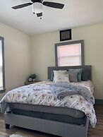 The Trotter Manor - With Private Yard & Parking, Near Falls & Casino b