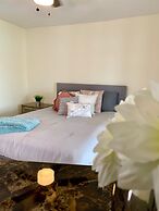 The Trotter Manor - With Private Yard & Parking, Near Falls & Casino b