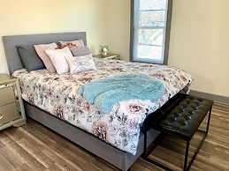 The Trotter Manor - With Private Yard & Parking, Near Falls & Casino b