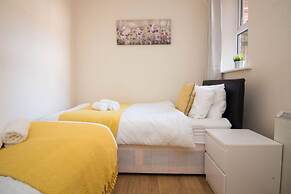 Stayzo Penthouse Accommodation 1- Premier Lodge