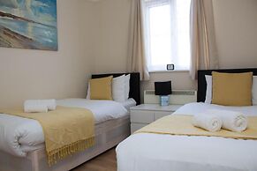 Stayzo Penthouse Accommodation 1- Premier Lodge