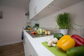 Stayzo Castle Point 6 Apartment - Premier Lodge