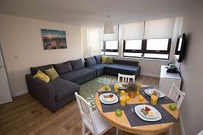 Stayzo Castle Point 6 Apartment - Premier Lodge