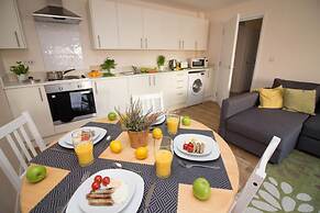 Stayzo Castle Point 6 Apartment - Premier Lodge