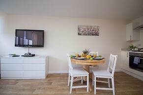 Stayzo Castle Point 6 Apartment - Premier Lodge