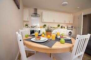 Stayzo Castle Point 6 Apartment - Premier Lodge