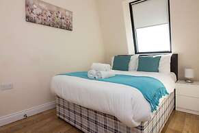 Stayzo Castle Penthouse 17 - A Clean Fresh Modern Apartment With Free 